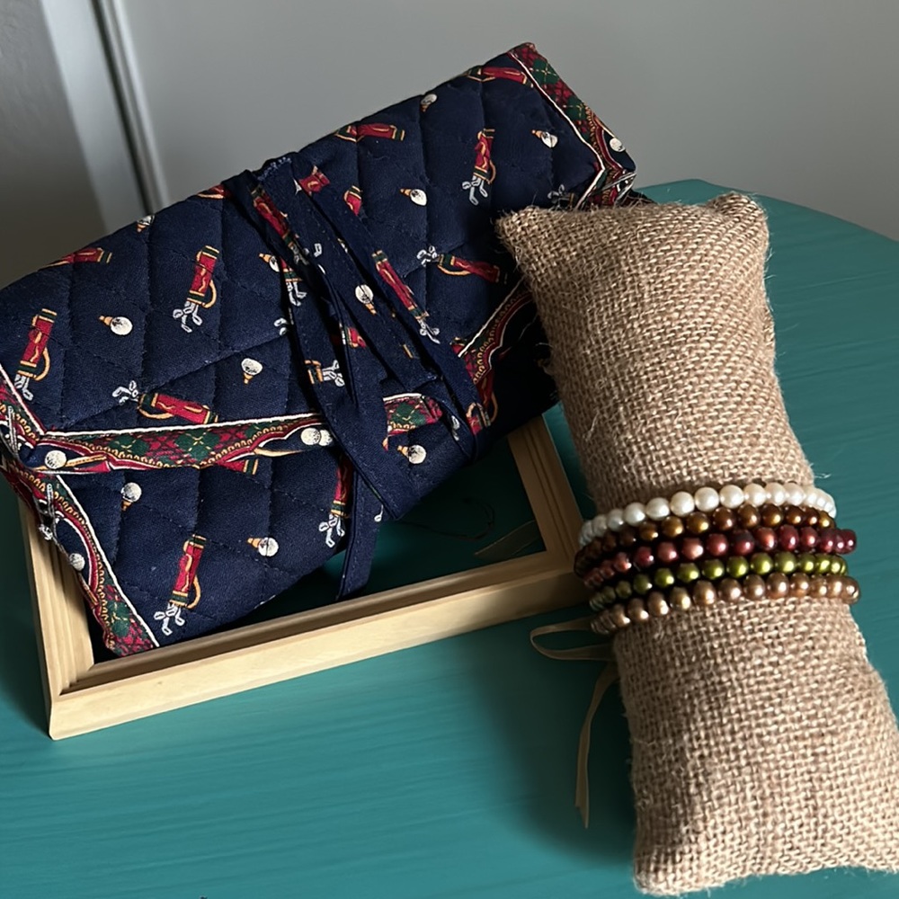 Vera Bradley Vintage Navy Golf Print Jewelry Pouch with 5-Piece Pearl Bracelets